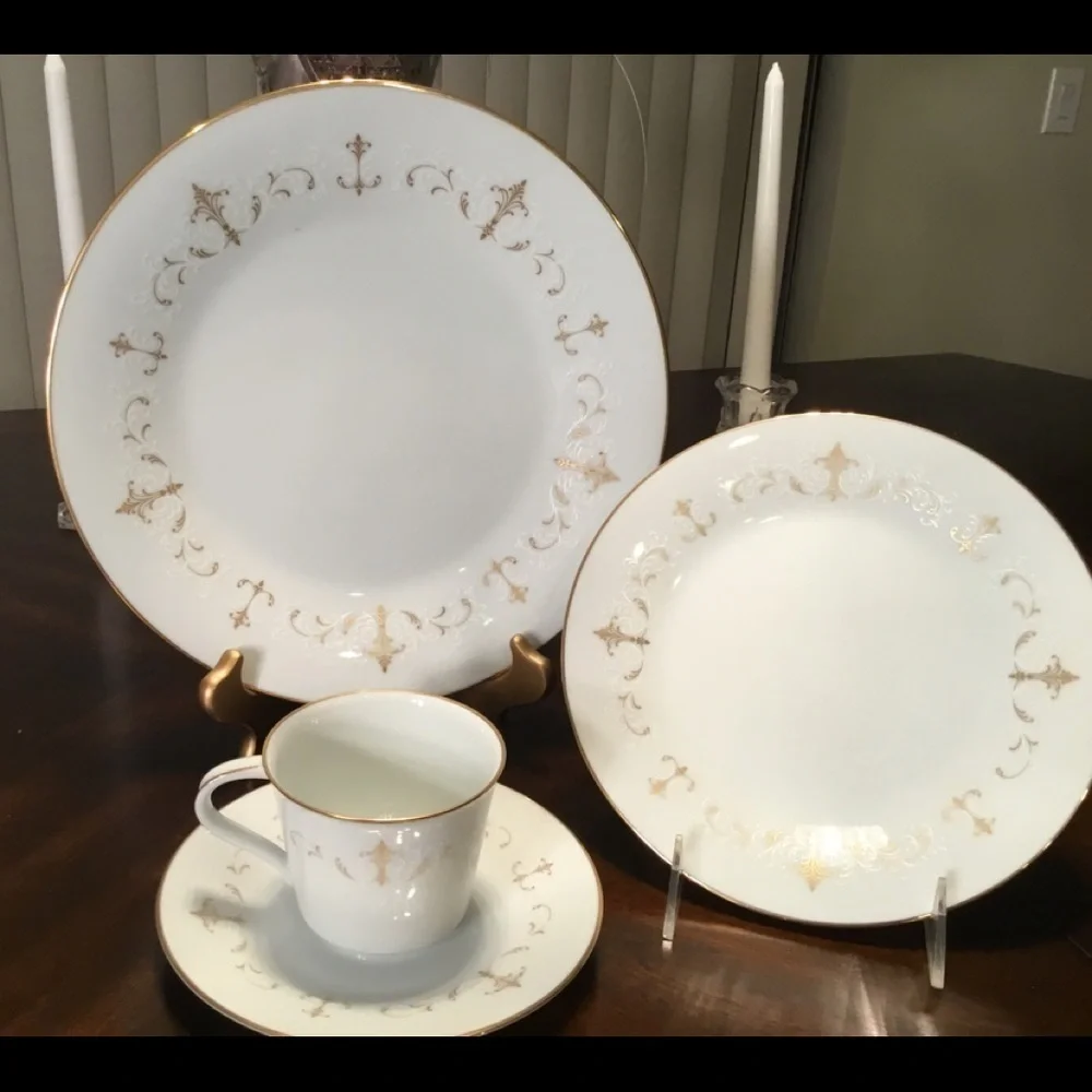 NORITAKE COURTNEY VINTAGE DINNER  8 PLACE‎ SETTING + 4 PC HOST SERVICE